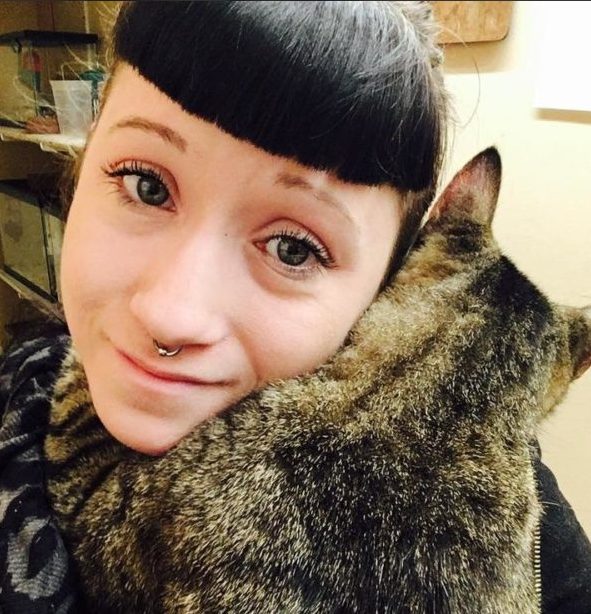 Приютский котяра крепко обнял девушку и отказывался отпускать ее