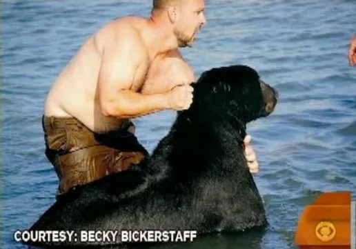Мужчина рискнул жизнью, чтобы спасти 200-килограммового медведя, тонувшего в океане