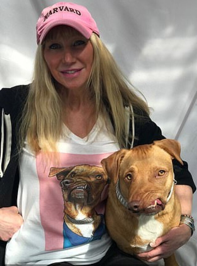Женщина приютила двух особенных собак